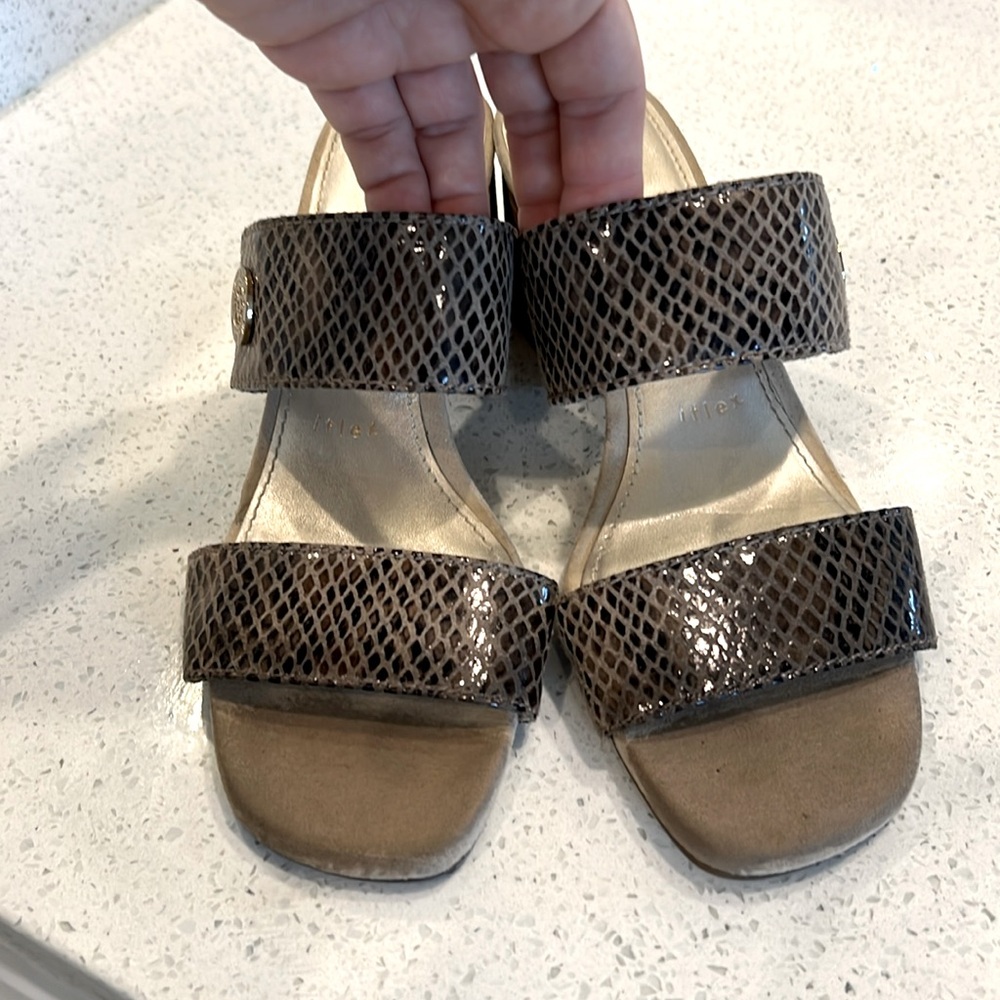 Anne Klein - Size 7